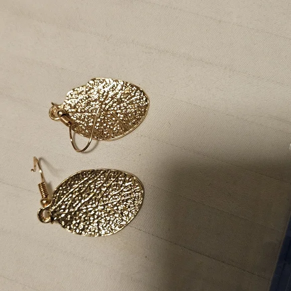 Earrings gold tone leafs - Picture 4 of 4